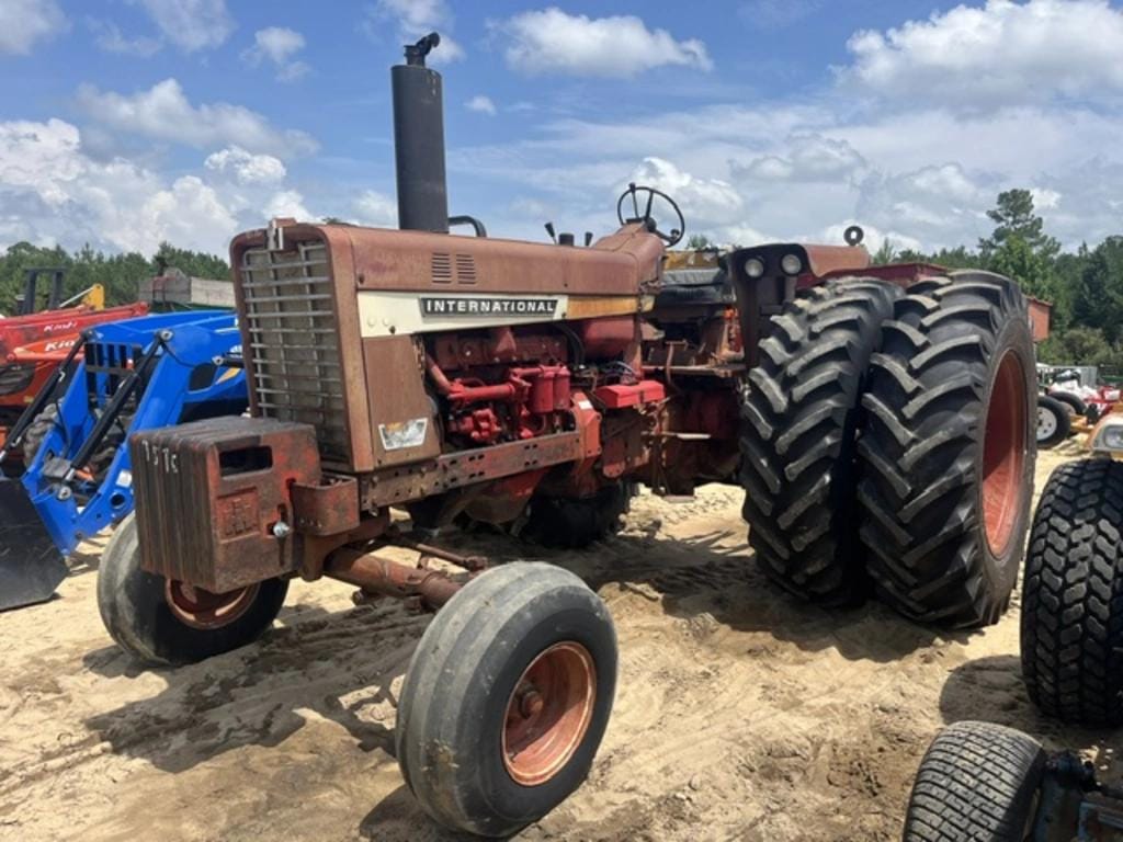 International Harvester 856 Equipment Image0