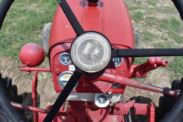Thumbnail image Farmall 560  23