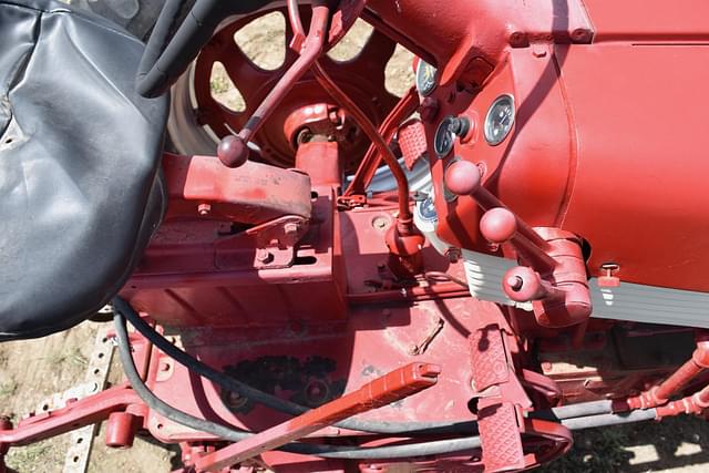 Thumbnail image Farmall 560  25