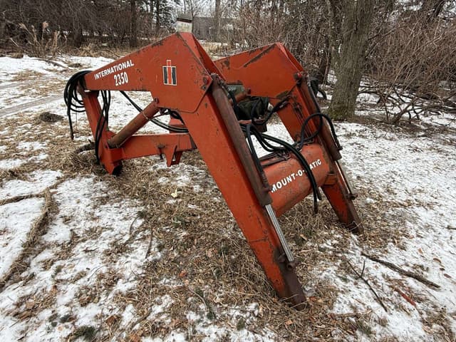 Image of International Harvester 2350 equipment image 2