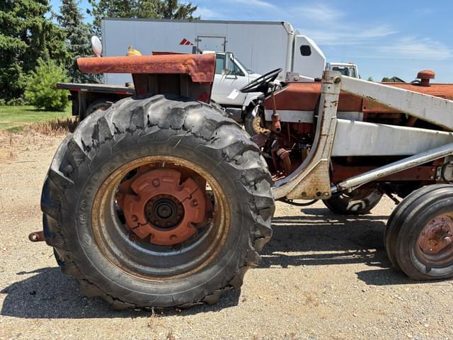 Image of International Harvester 656 equipment image 4