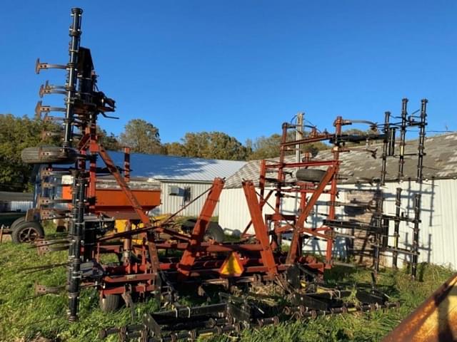 Image of International Harvester Vibra Shank equipment image 1