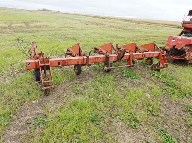 Image of International Harvester 133 equipment image 1