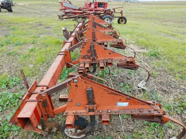 Image of International Harvester 133 equipment image 2