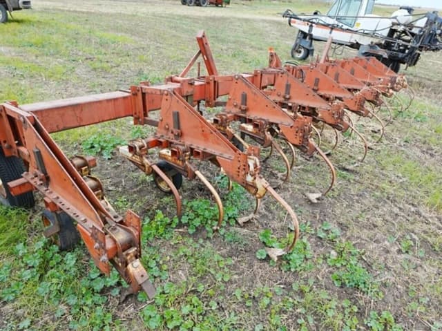 Image of International Harvester 133 equipment image 2