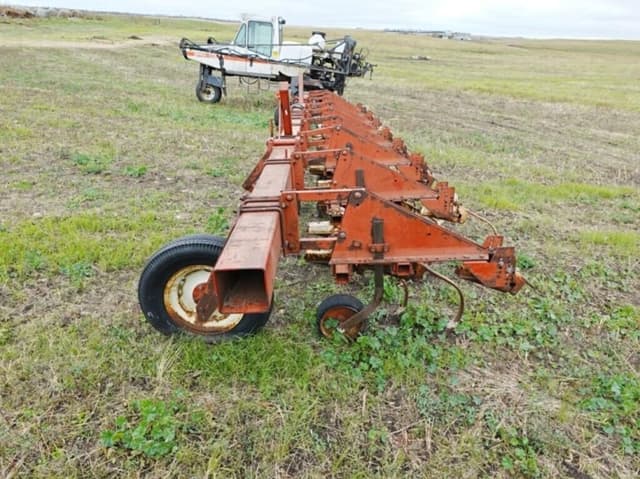 Image of International Harvester 133 equipment image 1