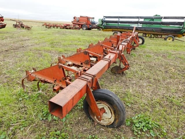Image of International Harvester 133 equipment image 3