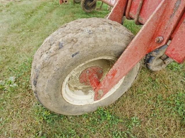 Image of International Harvester 133 equipment image 4