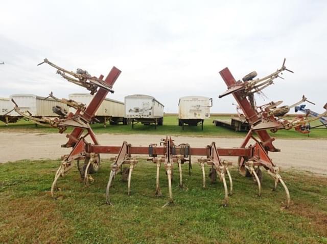 Image of International Harvester 133 equipment image 3