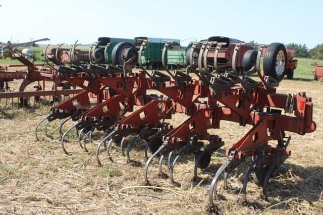 Image of International Harvester 183 equipment image 1