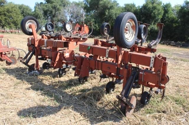 Image of International Harvester 183 equipment image 3