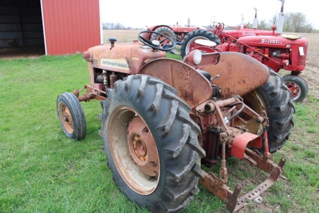 Image of International Harvester 330 equipment image 3