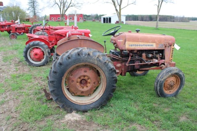 Image of International Harvester 330 equipment image 1