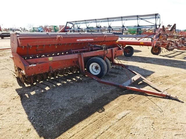 Image of International Harvester 620 equipment image 1