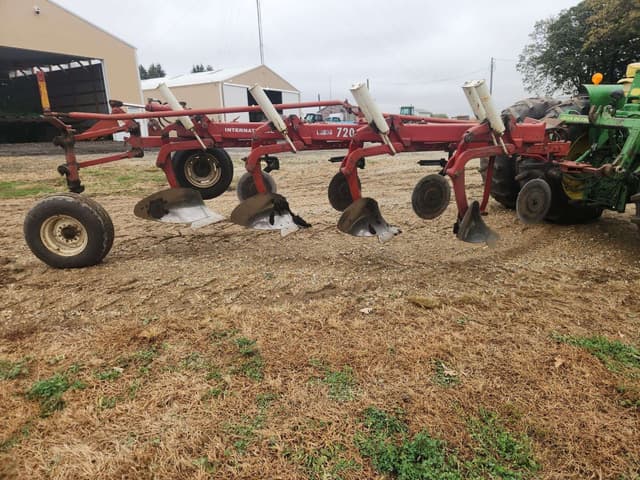 Image of International Harvester 720 equipment image 1