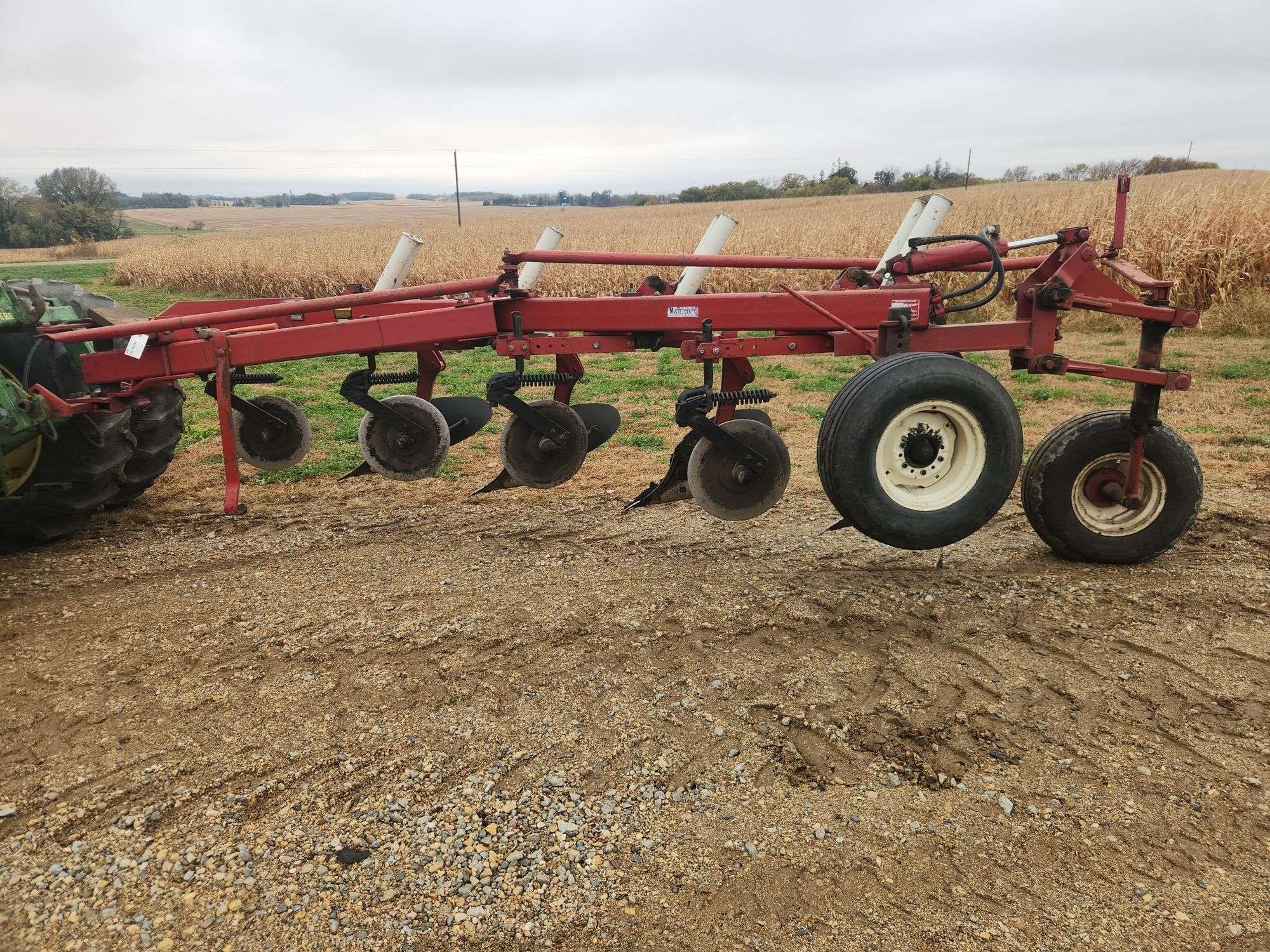 International Harvester 720 Equipment Image0