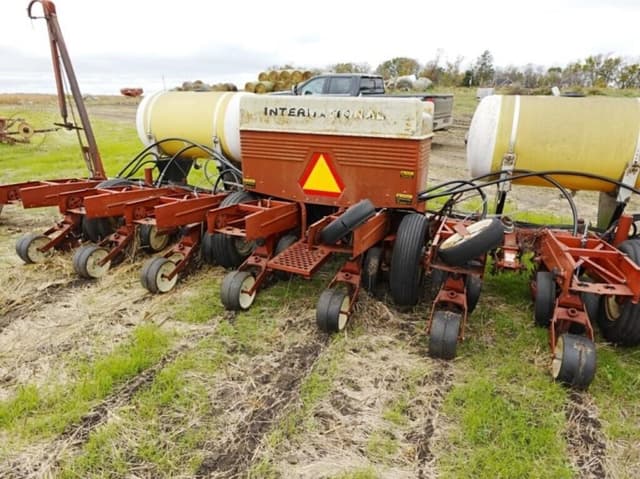 Image of International Harvester 800 equipment image 3