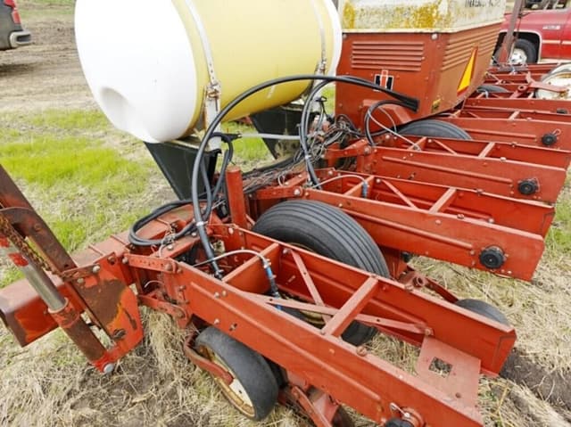 Image of International Harvester 800 equipment image 2