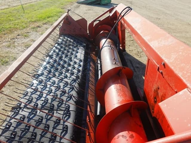 Image of International Harvester 810 equipment image 4