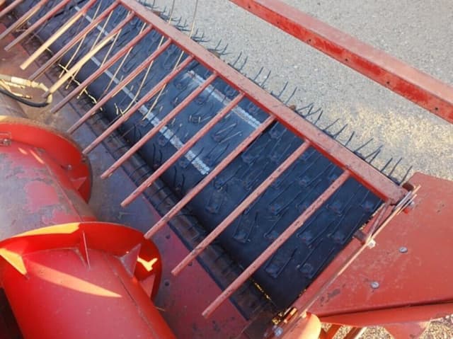 Image of International Harvester 810 equipment image 3