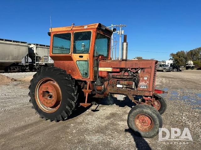 Image of International Harvester 826 equipment image 1