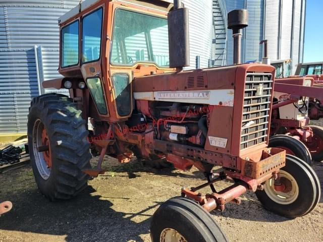 Image of International Harvester 826 equipment image 1