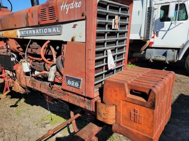 Image of International Harvester 826 equipment image 2