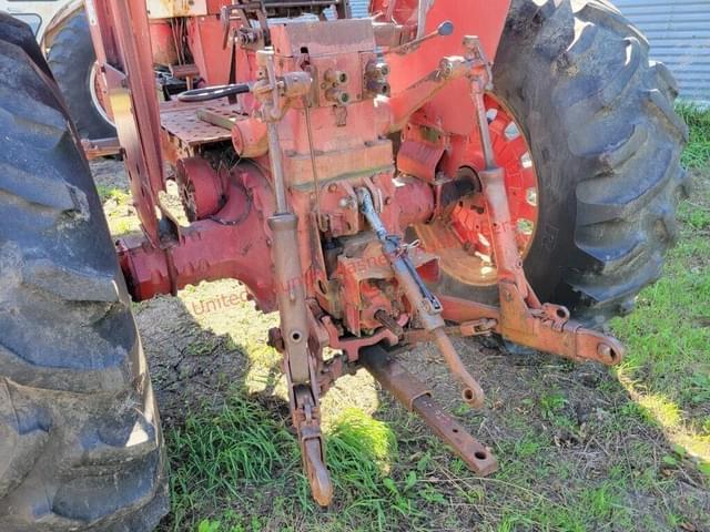 Image of International Harvester 826 equipment image 4