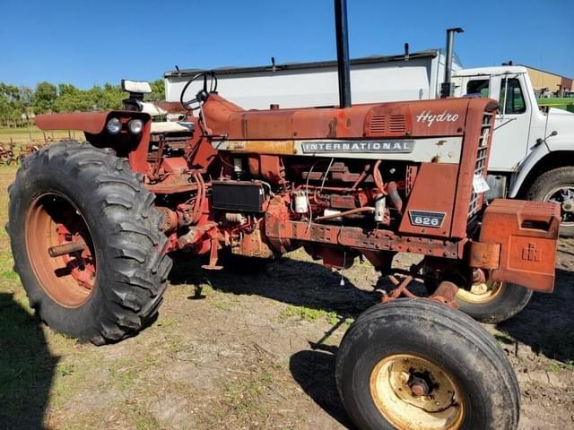 Image of International Harvester 826 equipment image 1