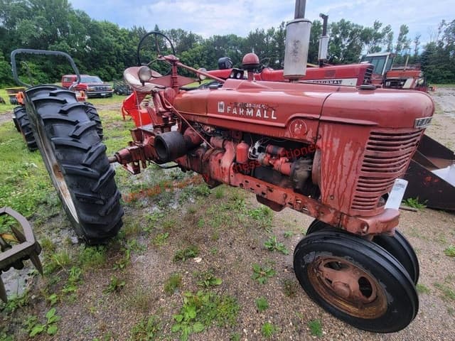 Image of Farmall H equipment image 2