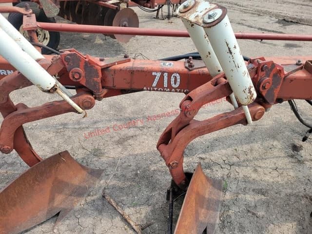 Image of International Harvester 710 equipment image 2
