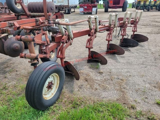 Image of International Harvester 710 equipment image 3