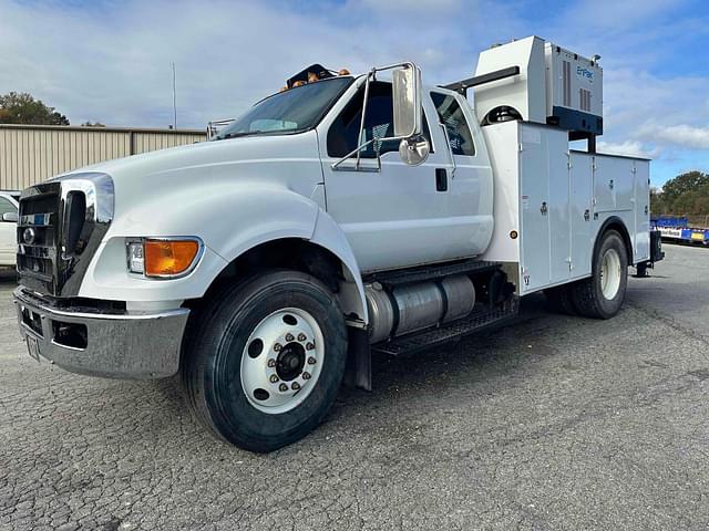 Image of Ford F-750 equipment image 2