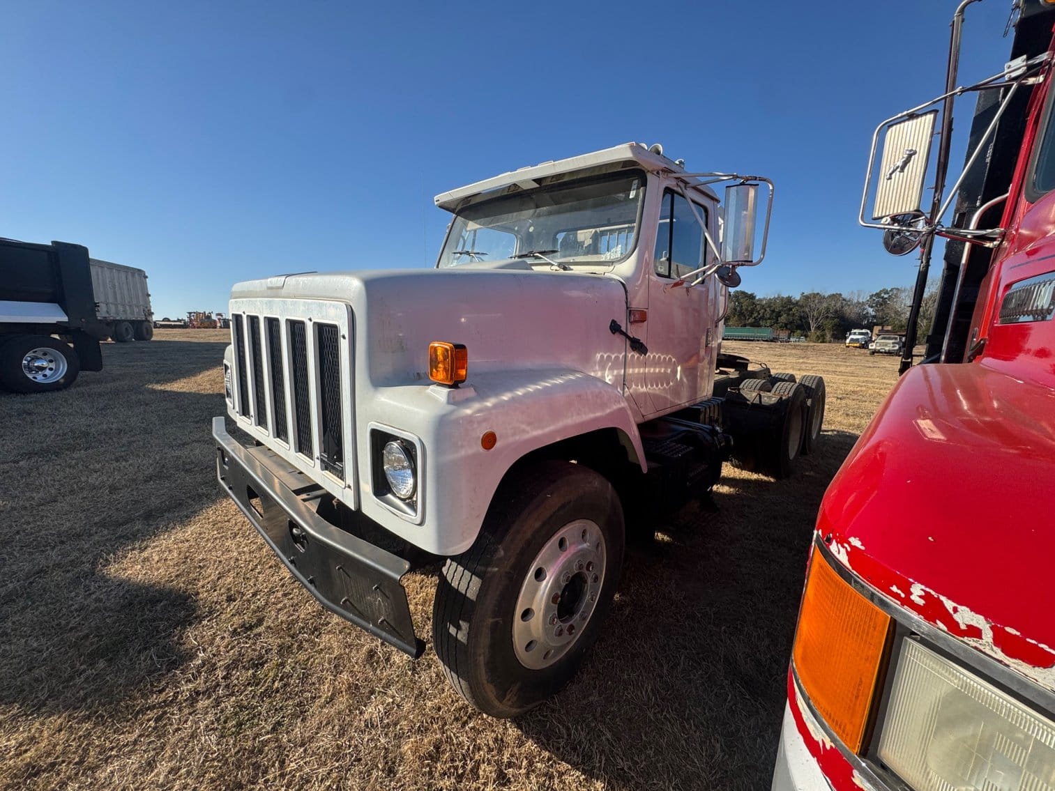 1995 International 2574 Equipment Image0