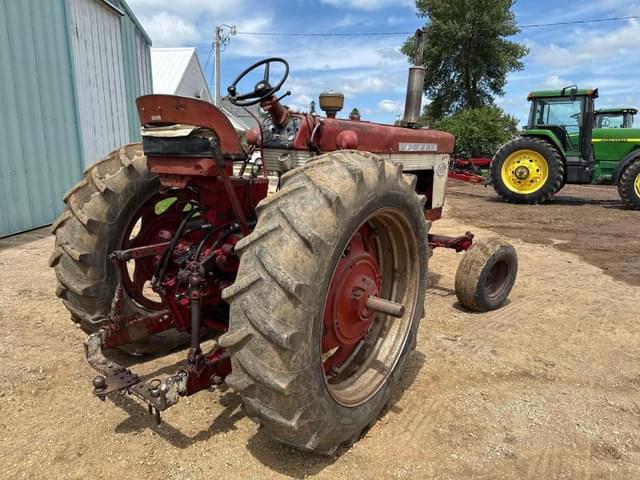 Image of International Harvester 560 equipment image 1