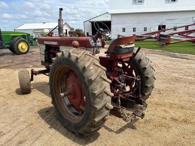 Image of International Harvester 560 equipment image 2