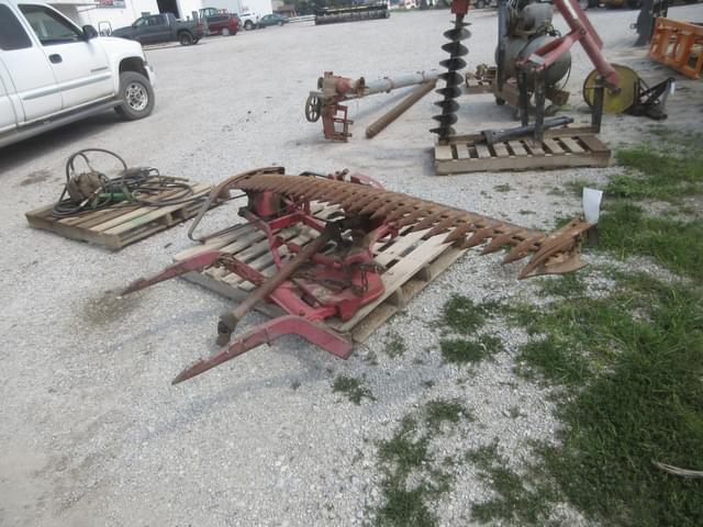 Image of International Harvester 100 equipment image 2