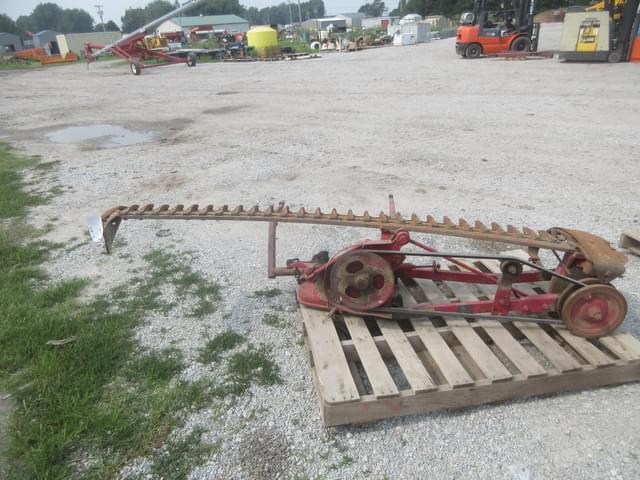 Image of International Harvester 100 equipment image 4