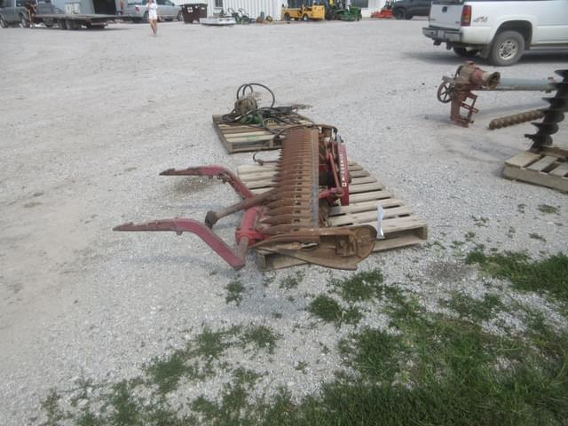 Image of International Harvester 100 equipment image 3