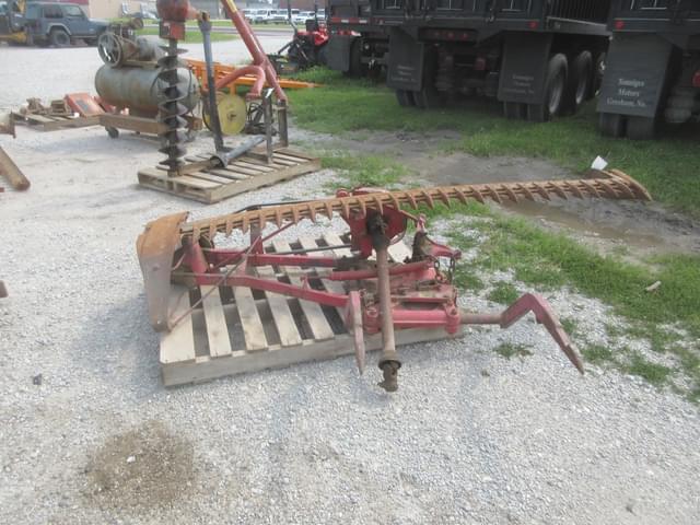 Image of International Harvester 100 equipment image 1