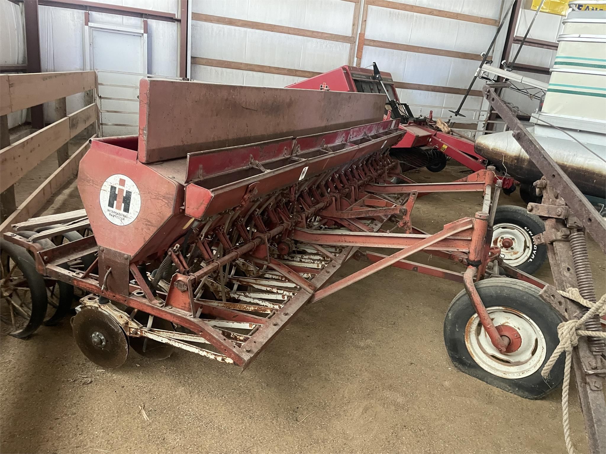 Main image International Harvester 100