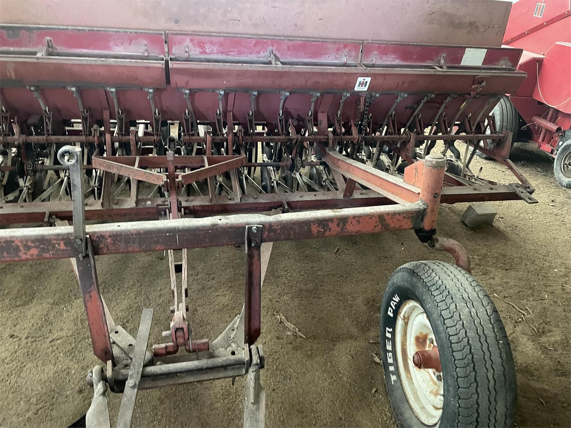 Main image International Harvester 100 4