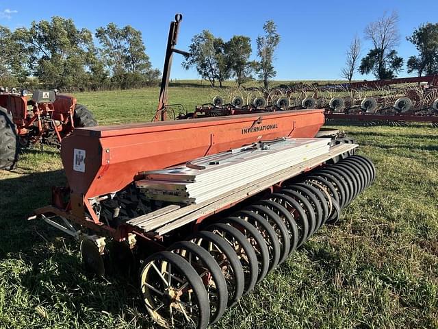 Image of International Harvester 100 equipment image 4