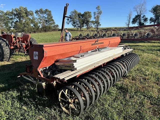 Image of International Harvester 100 equipment image 3