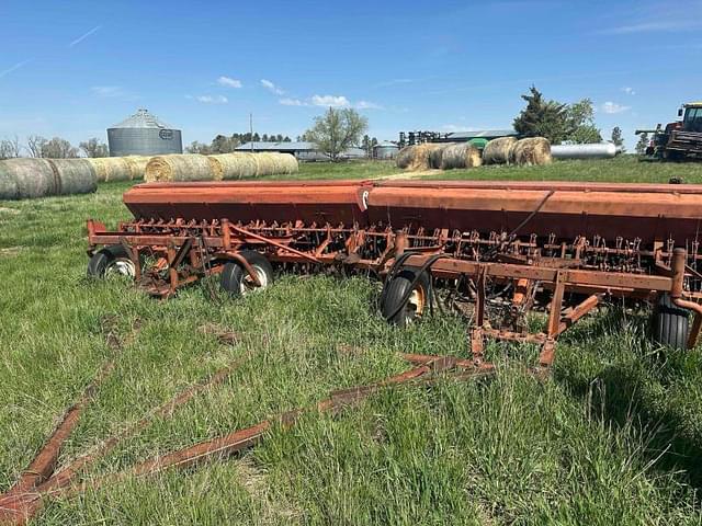 Image of International Harvester 100 equipment image 1