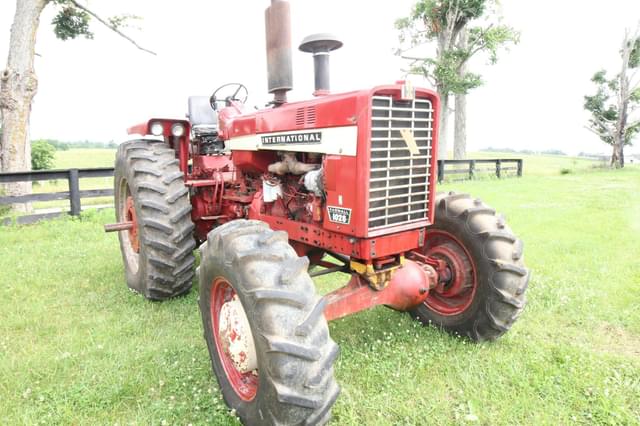 Image of International Harvester 1026 equipment image 1