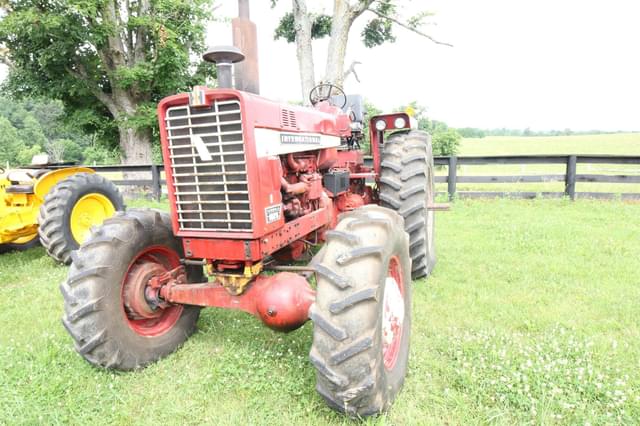 Image of International Harvester 1026 equipment image 2