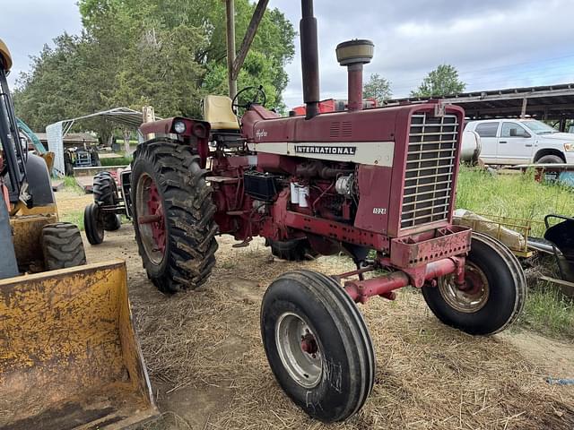 Image of International Harvester 1026 equipment image 1