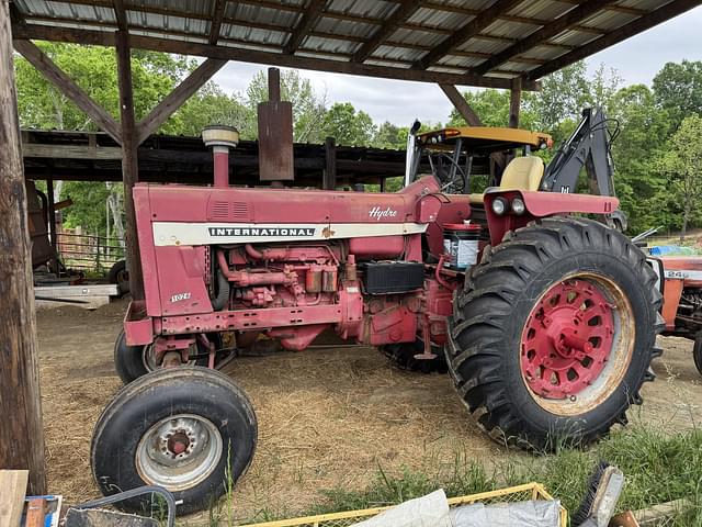 Image of International Harvester 1026 equipment image 2