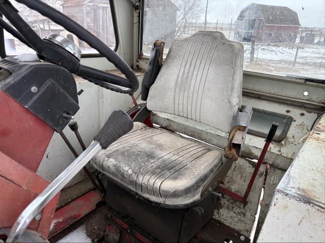 Image of International Harvester 1026 equipment image 4